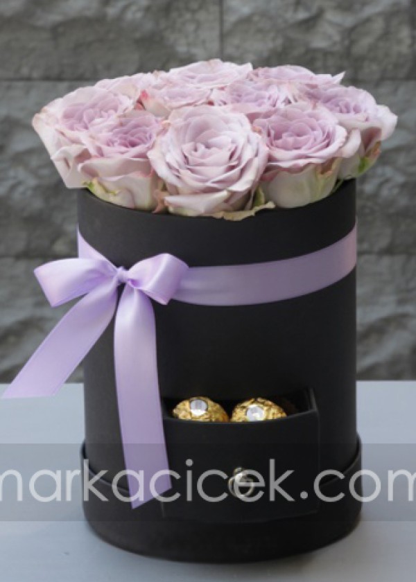 Kutuda Lila Rengi Güller ve Çikolatalar